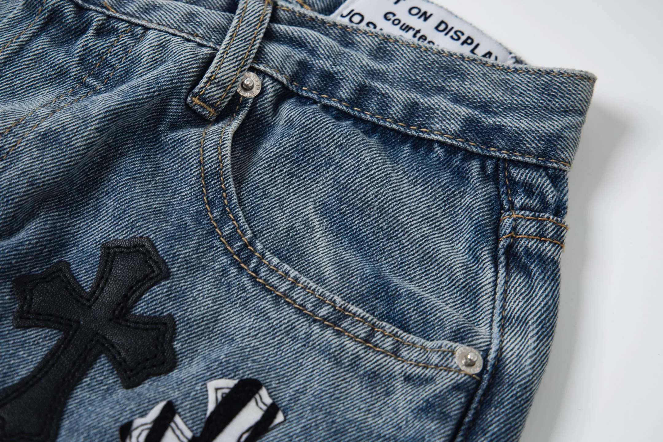 💰280 GALLERY DEPT & Chrome hearts Washed jeans with large logo and devil multi-label cross, truly restore the ultimate vintage texture, three-dimensional version, loose and comfortable, not picky about the figure, taller and slimmer, factory-made, original quality control, same style for men and women, can be matched with couples, versatile recommendation, must-have jeans for all seasons, fashionable people have been disappointed. From the quality selection of fabrics, the tailoring of details, and the matching of patterns, they are all impeccable! The upper body is so handsome when worn...it can be easily worn by men, women and children! The craftsmanship is made of heavy-duty washed pure cotton denim fabric. After washing, it is soft and thick. It is very stylish when worn on the body. Style number: 1756 Color: blue Size: 28 30 32 34 36